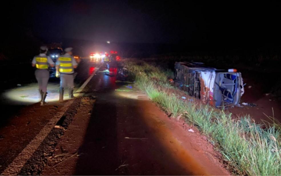 Ônibus de excursão religiosa capota na Rodovia SP-253 e deixa 8 mortos 18 feridos