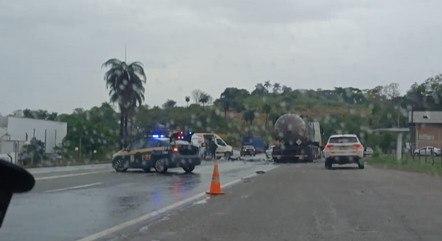 Grave acidente entre carros de passeio e caminhão–tanque na BR-381 deixa três mortos
