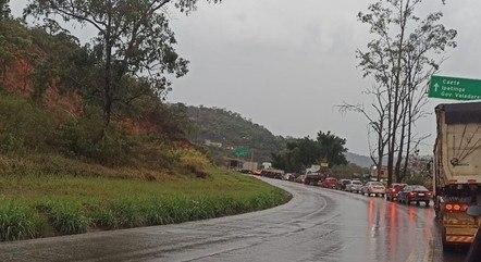 Grave acidente entre carros de passeio e caminhão–tanque na BR-381 deixa três mortos