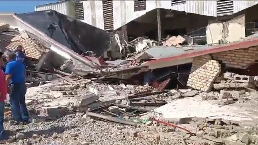 Telhado de igreja desaba durante batismo e deixa 10 mortos e 60 feridos
