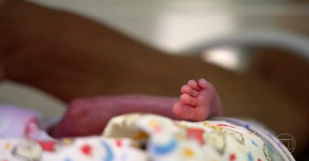 Bebê passa 42 dias na barriga após morte cerebral da mãe; entenda como a tele UTI ajudou a salvar a vida