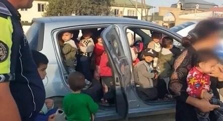 Professora é presa por transportar 25 crianças dentro de um Chevrolet Spark