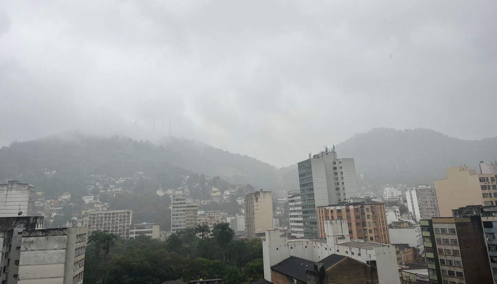 Instituto e Marinha emitem alertas de chuvas e ventos intensos para o ES