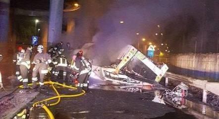 Ônibus com turistas cai de ponte e deixa ao menos 21 mortos e 12 feridos