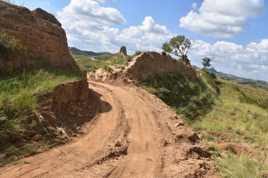 Trabalhadores derrubam parte da Grande Muralha da China e causam danos “irreversíveis” ao monumento