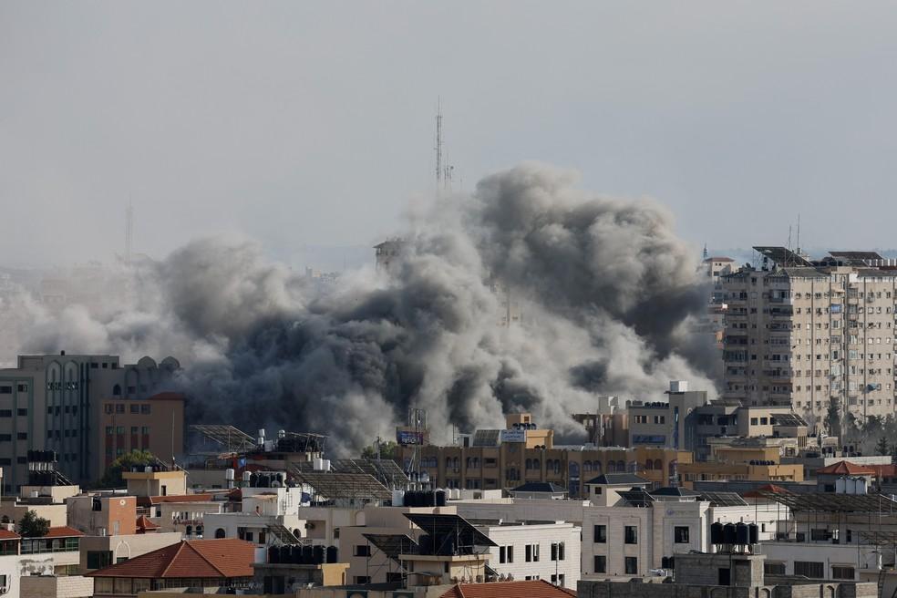 Conflito entre Israel e Hamas entra no 2º dia com novas explosões; mais de 900 pessoas morreram