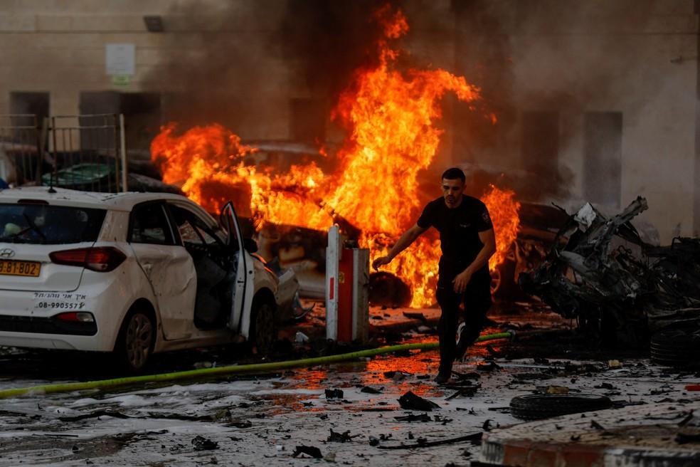 Conflito entre Israel e Hamas entra no 2º dia com novas explosões; mais de 900 pessoas morreram