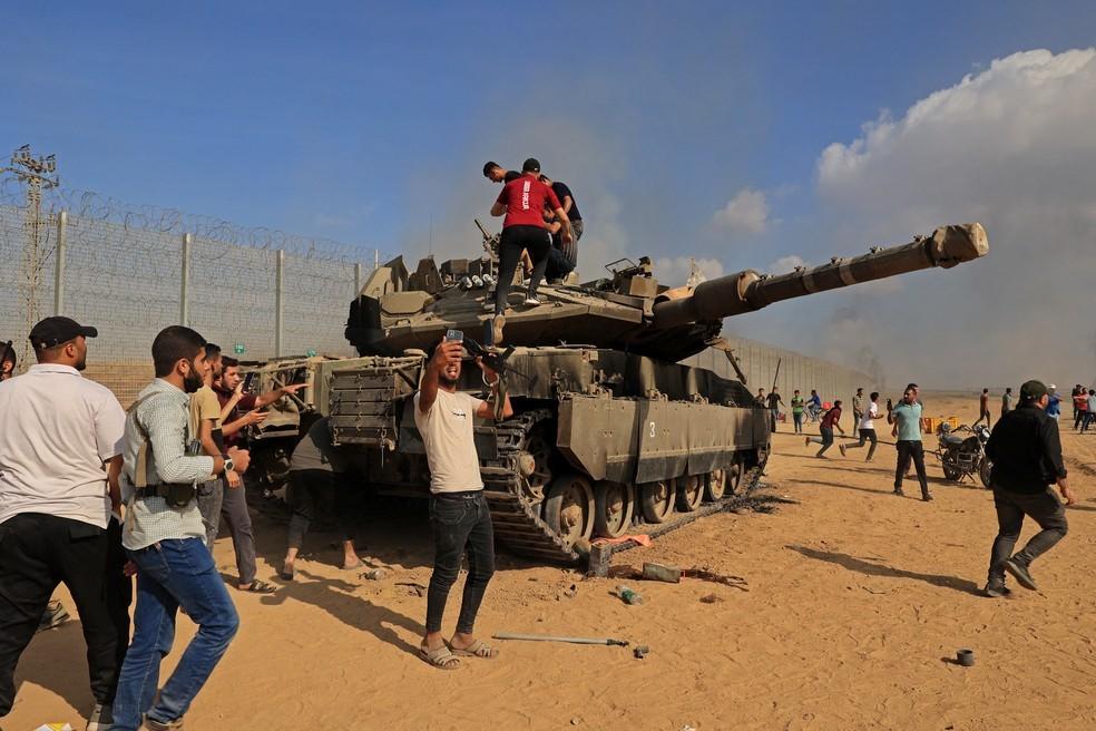 Conflito entre Israel e Hamas entra no 2º dia com novas explosões; mais de 900 pessoas morreram