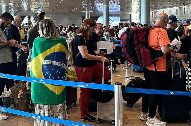 Primeiro avião de resgate parte de Tel Aviv trazendo 211 brasileiros