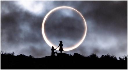 Mulher é pedida em casamento durante eclipse solar e foto impressiona: ‘Um retumbante ‘sim’’