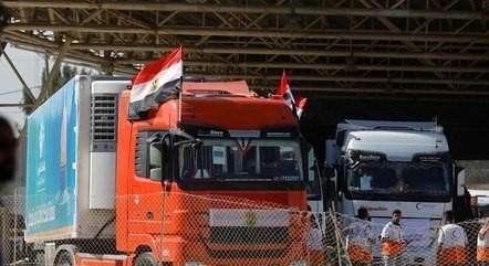 Ajuda humanitária começa a entrar em Gaza vinda do Egito