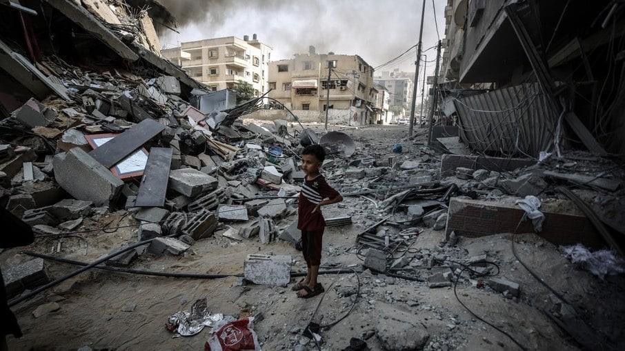 Israel diz que Hamas mantém 212 reféns; mortes passam dos 6 mil