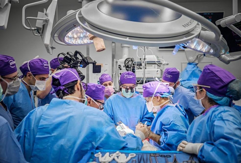 Cirurgiões anunciam o primeiro transplante de olho do mundo