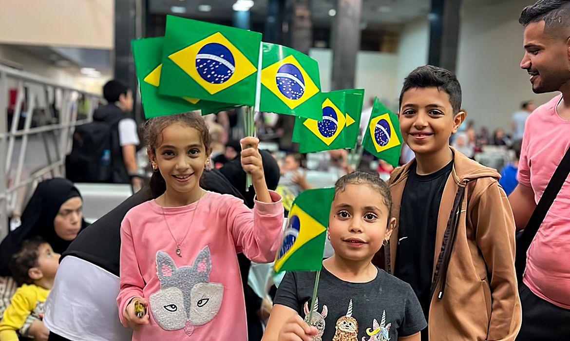 Brasileiros que estavam em Gaza chegam ao Brasil nesta segunda-feira (13)