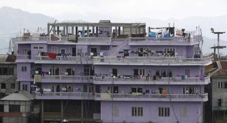 Família com 199 integrantes mora em construção gigantesca