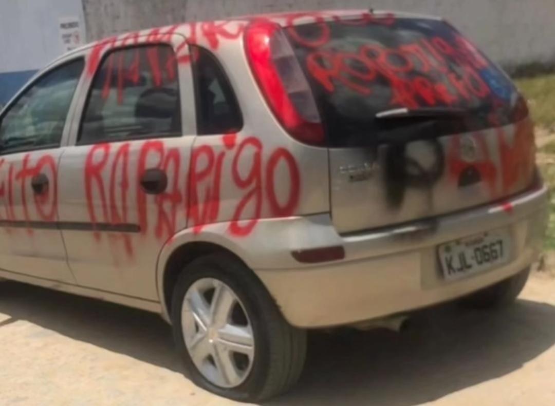 Primeira-dama de Agrestina picha carro de amante do marido