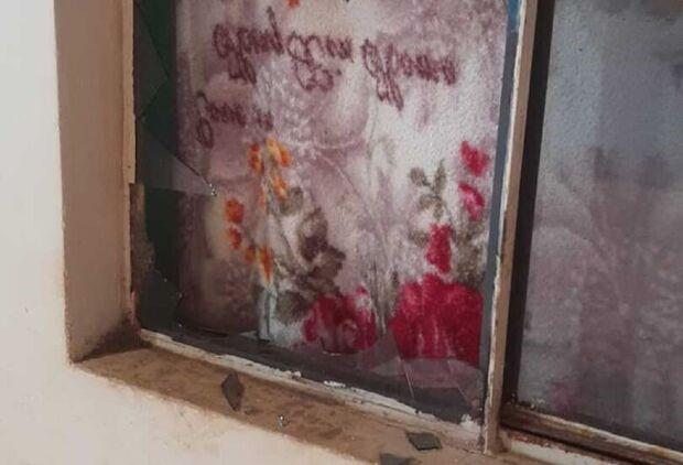 Homem estoura janela de vidro no soco e quase morre por hemorragia