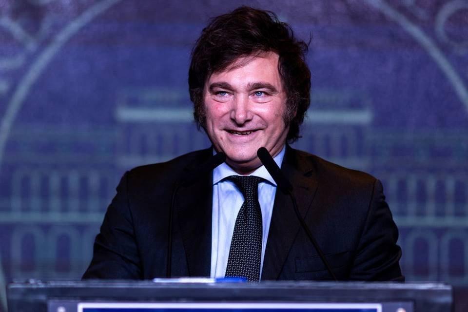 Eleito na Argentina, Milei se aproxima de Bolsonaro e isola Lula