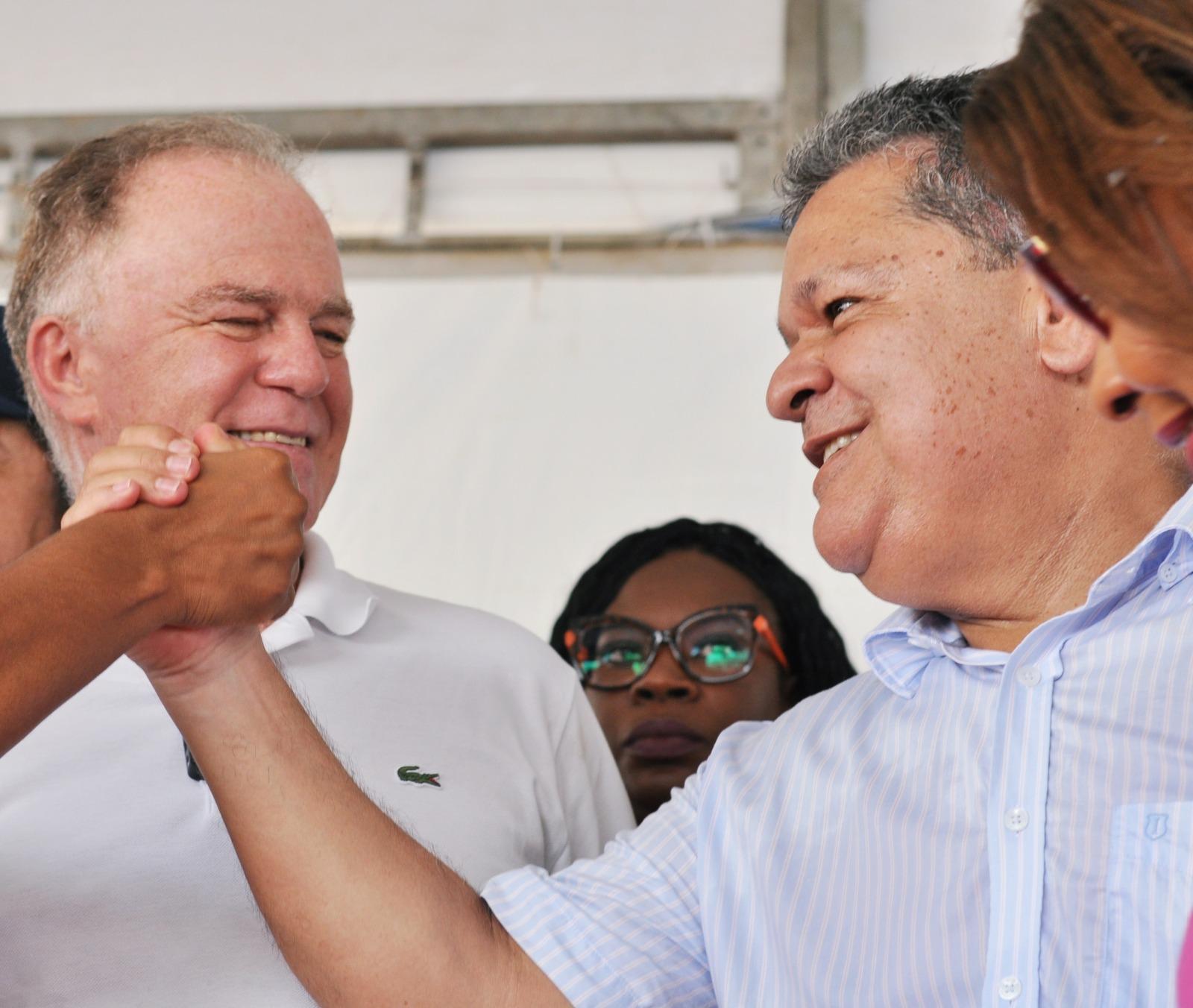 Paulo Fundão agradece a Casagrande e Freitas por quase R$ 1 bilhão em investimentos para São Mateus, ES Paulo Fundão agradece a Casagrande e Freitas por quase R$ 1 bilhão em investimentos para São Mateus, ES