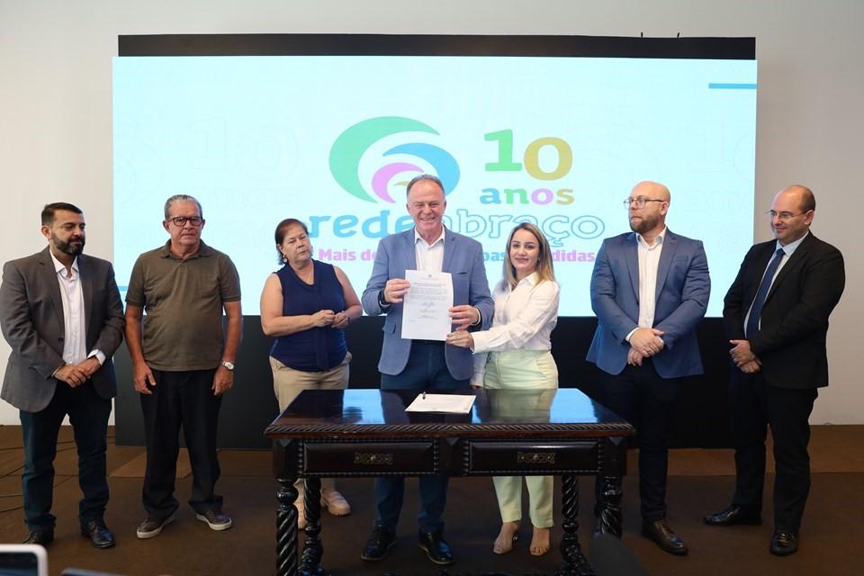 Governo do ES celebra 10 anos da Rede Abraço e assina parcerias para implementação de projetos no campo da política sobre drogas Governo do ES celebra 10 anos da Rede Abraço e assina parcerias para implementação de projetos no campo da política sobre drogas