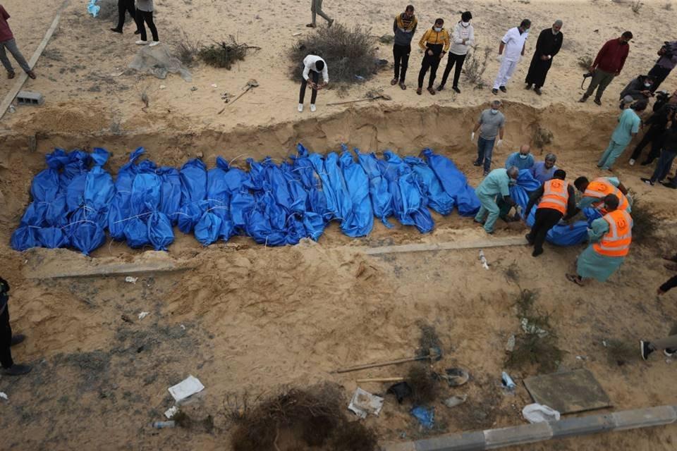 Mais de 100 palestinos são enterrados em cova comum na Faixa de Gaza
