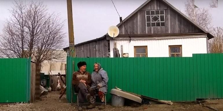 Casal de idosos vive isolado há 36 anos em vilarejo abandonado: “Odiamos a cidade”