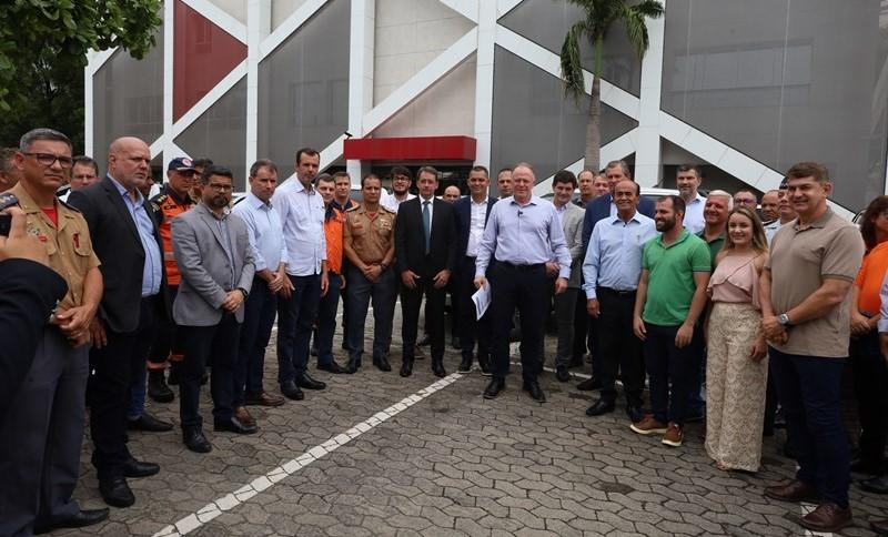 Casagrande entrega kits de Defesa Civil para 24 municípios do Espírito Santo Casagrande entrega kits de Defesa Civil para 24 municípios do Espírito Santo