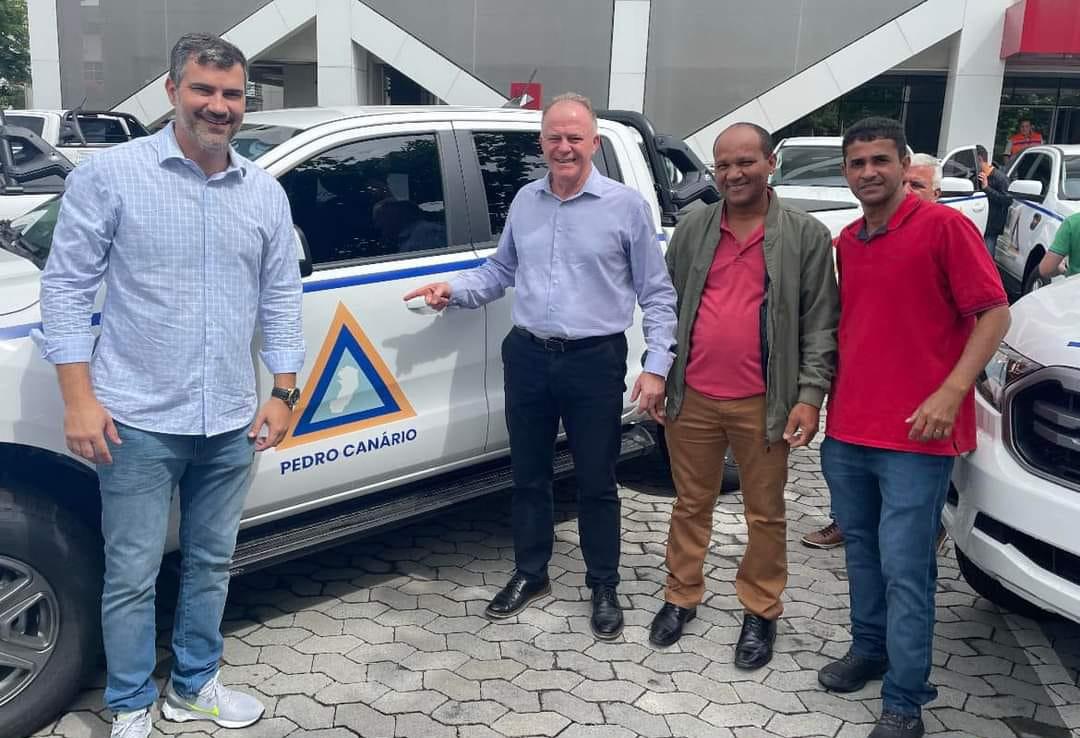 Prefeito Bruno recebe nova viatura para a Defesa Civil de Pedro Canário, ES Prefeito Bruno recebe nova viatura para a Defesa Civil de Pedro Canário, ES