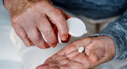 Farmacêuticas usam cocô humano para criar remédios que ajudam no combate ao câncer