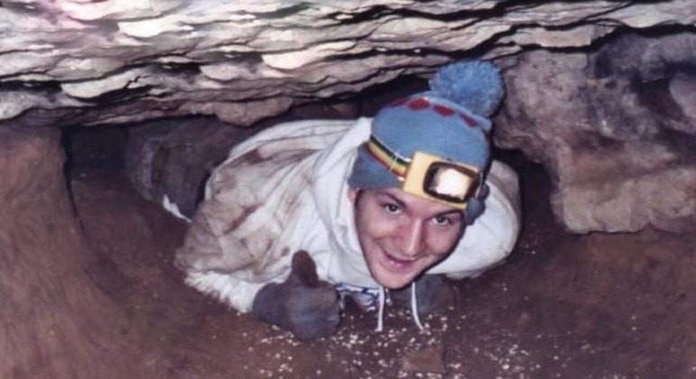 Preso de ponta-cabeça em caverna por 27 horas, explorador teve uma das mortes mais trágicas da história