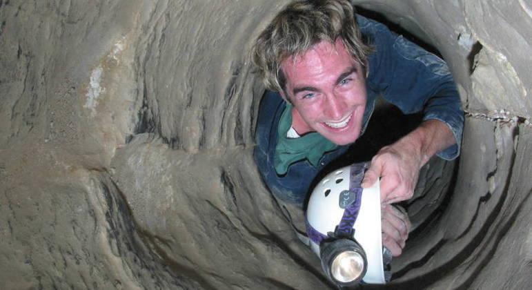 Preso de ponta-cabeça em caverna por 27 horas, explorador teve uma das mortes mais trágicas da história
