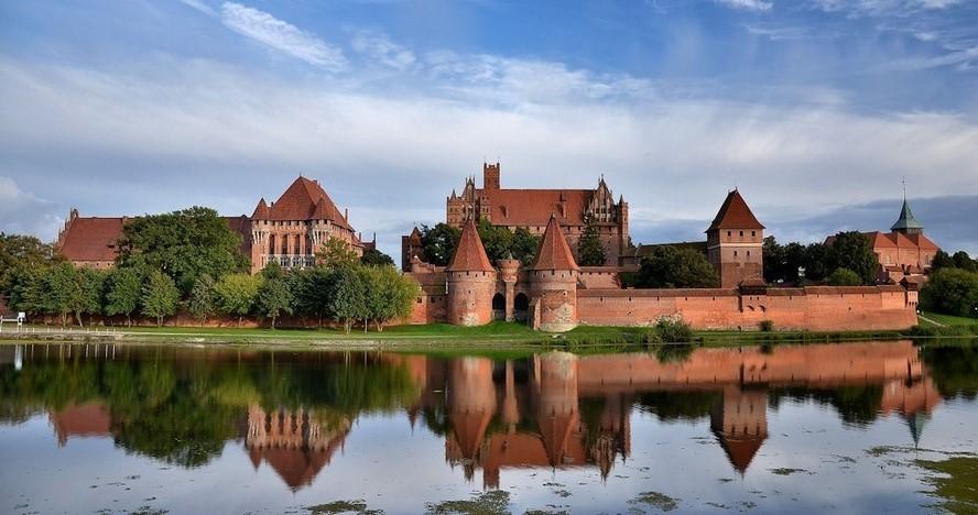 Maior castelo do mundo levou 132 anos para ser construído e tem 30 milhões de tijolos