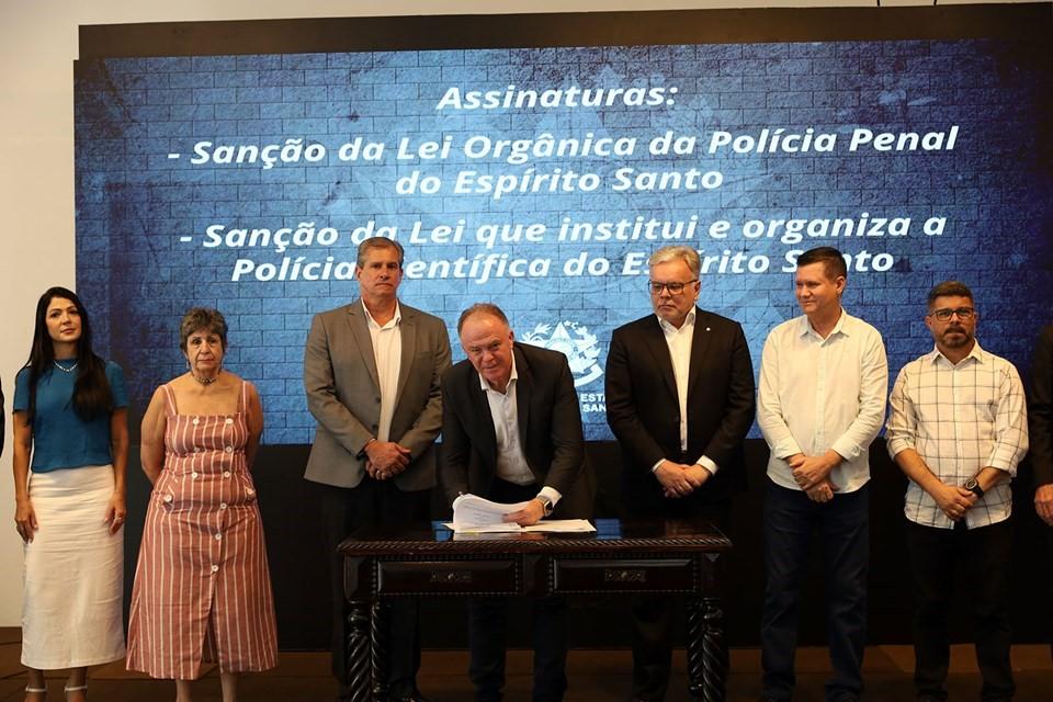 Casagrande sanciona leis que criam a Polícia Científica e a Polícia Penal do Espírito Santo Casagrande sanciona leis que criam a Polícia Científica e a Polícia Penal do Espírito Santo
