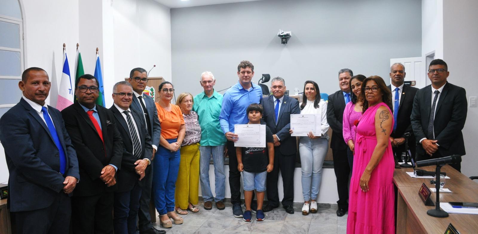 Casal recebe Voto de Congratulação em nome dos profissionais de Engenharia, de São Mateus, ES Casal recebe Voto de Congratulação em nome dos profissionais de Engenharia, de São Mateus, ES