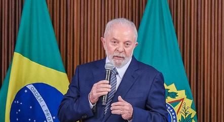 Lula assina decreto que reajusta salário mínimo para R$ 1.412 em 2024 Lula assina decreto que reajusta salário mínimo para R$ 1.412 em 2024