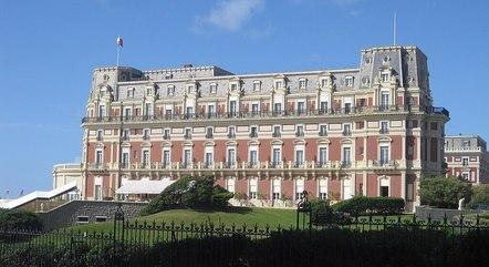 Chef é demitido de hotel de luxo após amarrar jovem nu e com uma maçã na boca