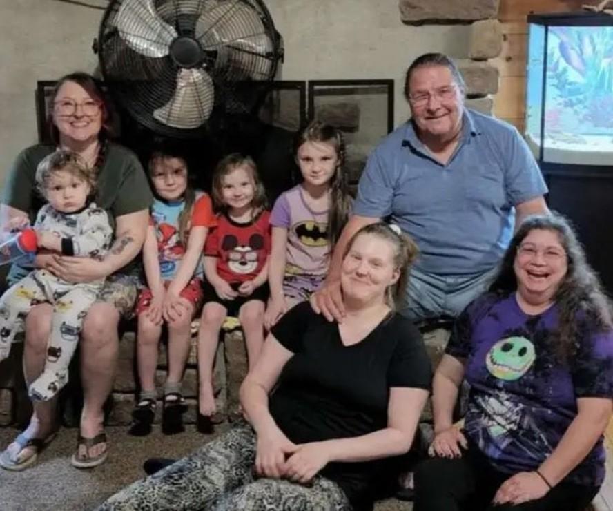 Ex-pastor com duas esposas e 23 filhos e enteadas diz estar aberto a uma terceira