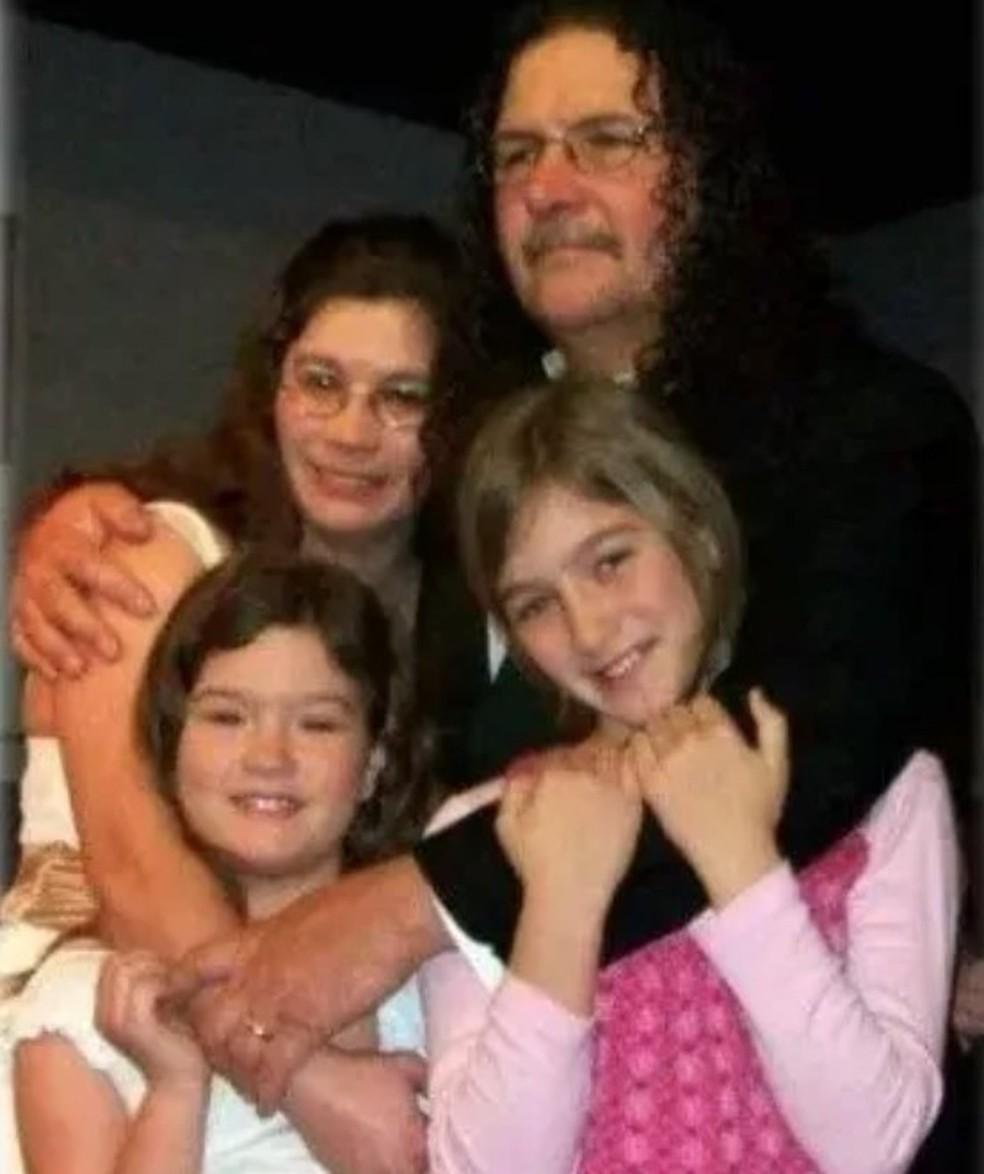 Ex-pastor com duas esposas e 23 filhos e enteadas diz estar aberto a uma terceira