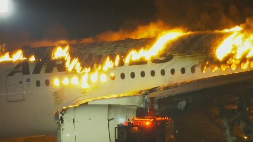Avião com 367 a bordo pega fogo ao pousar no aeroporto de Tóquio