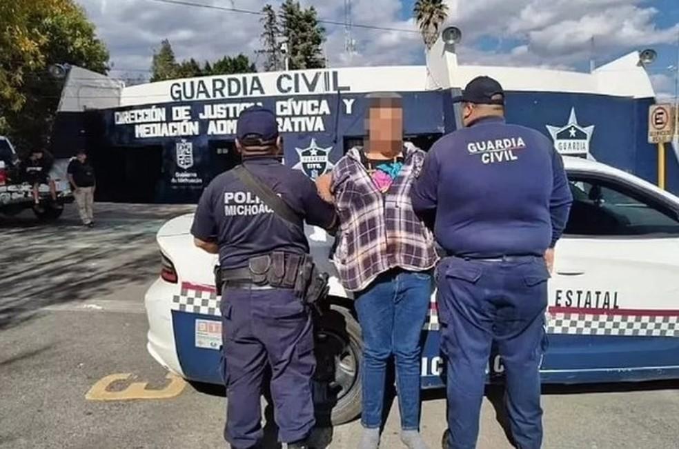 Jovem é preso ao ser flagrado caminhando com cabeça decapitada de irmã