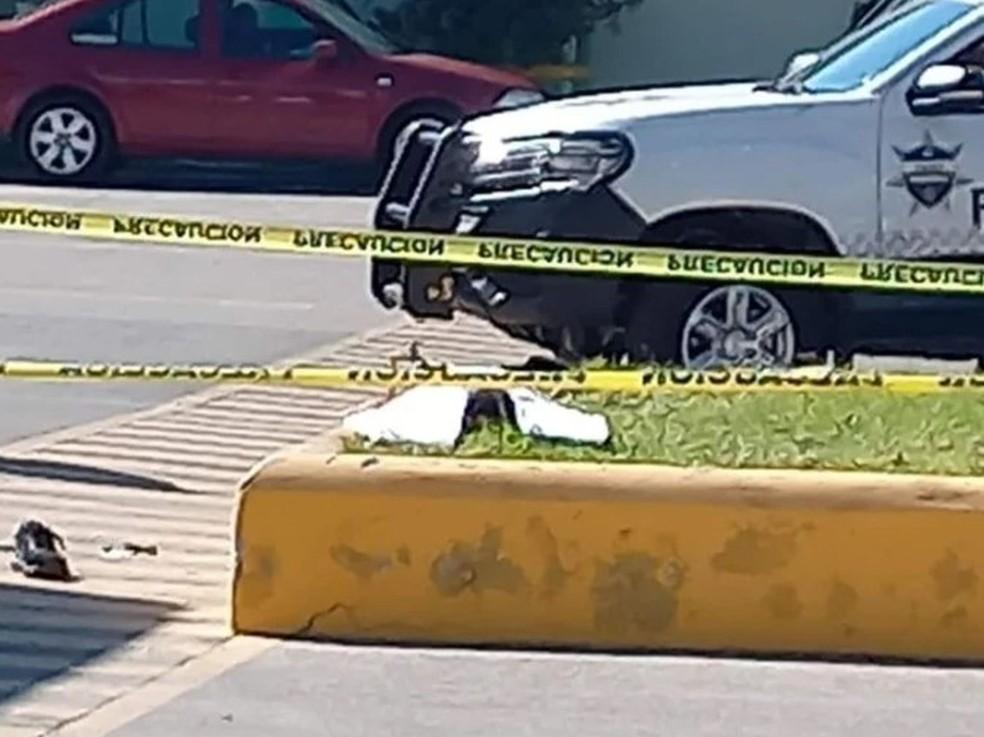 Jovem é preso ao ser flagrado caminhando com cabeça decapitada de irmã