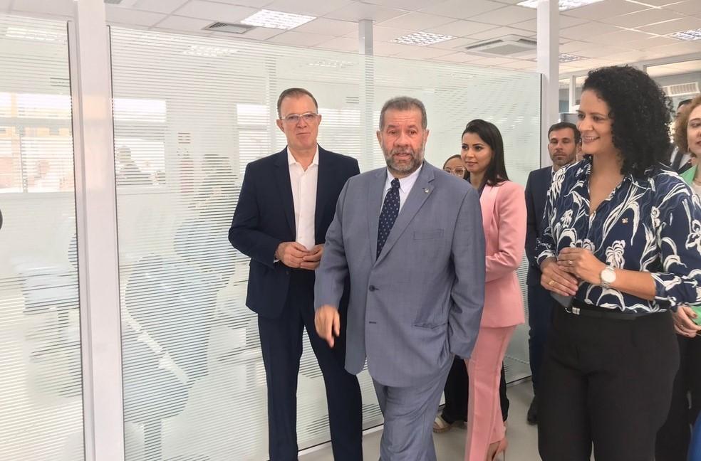 Lupi diz que fila do INSS 'nunca vai acabar' e fala em reduzir espera para 30 dias Lupi diz que fila do INSS 'nunca vai acabar' e fala em reduzir espera para 30 dias