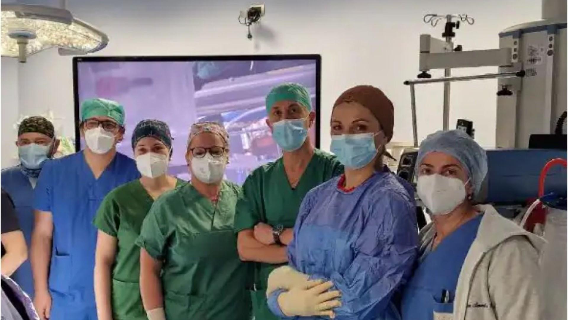 Médicos removem tumor de 50 quilos do abdômen de mulher
