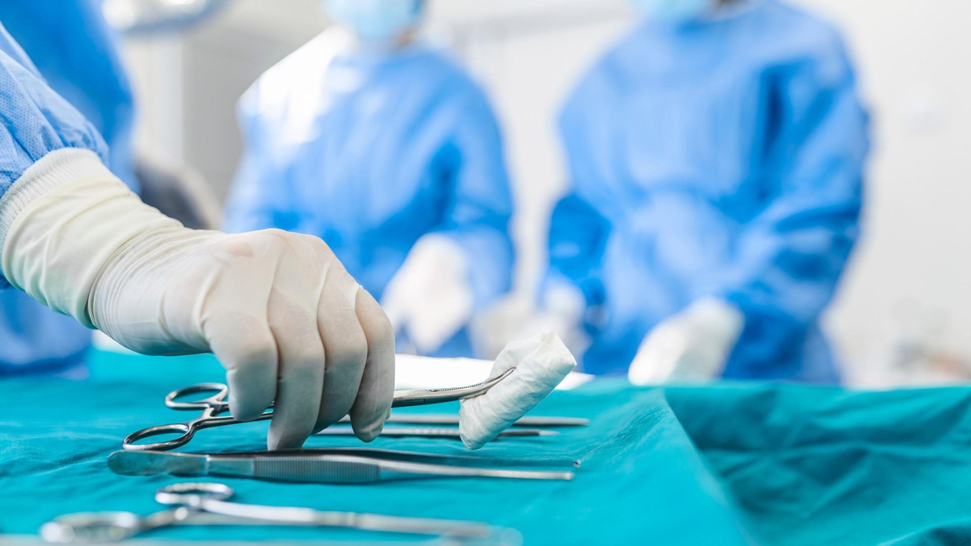 Mulher fica sem pernas e mãos após choque séptico após cirurgia