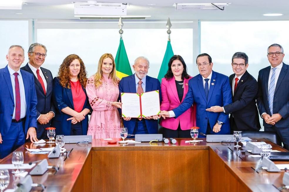 Lula sanciona orçamento e veta R$ 5,6 bilhões em emendas parlamentares Lula sanciona orçamento e veta R$ 5,6 bilhões em emendas parlamentares