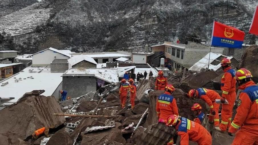 Deslizamento de terra deixa ao menos 2 pessoas mortas e 47 soterradas, na China
