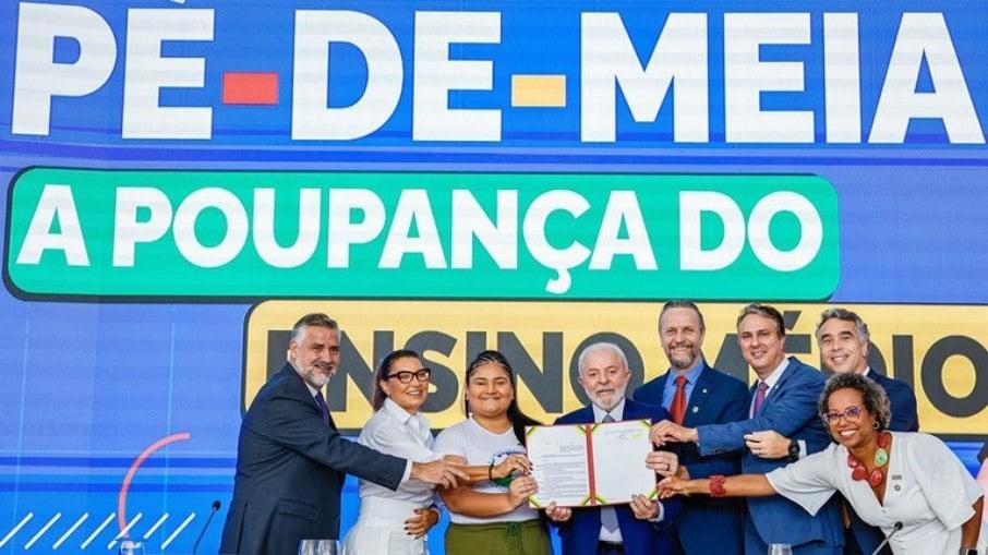 Programa Pé-de-Meia irá pagar até R$ 9.200 para alunos do ensino médio Programa Pé-de-Meia irá pagar até R$ 9.200 para alunos do ensino médio
