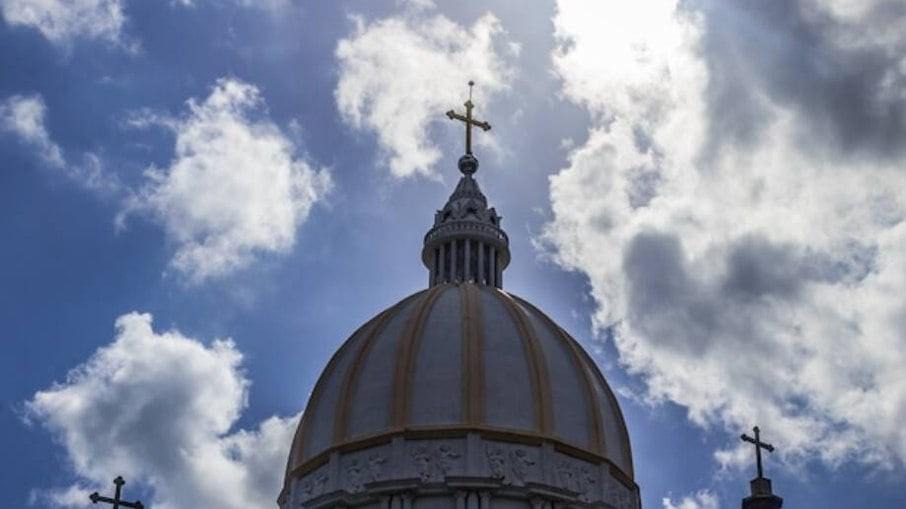 Brasil tem mais templos religiosos do que escolas e hospitais somados