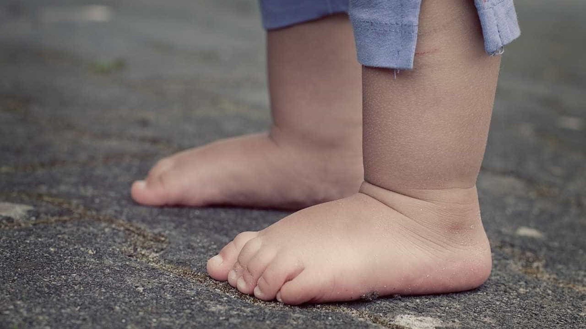 Bebê morre depois da mãe a colocar acidentalmente no forno