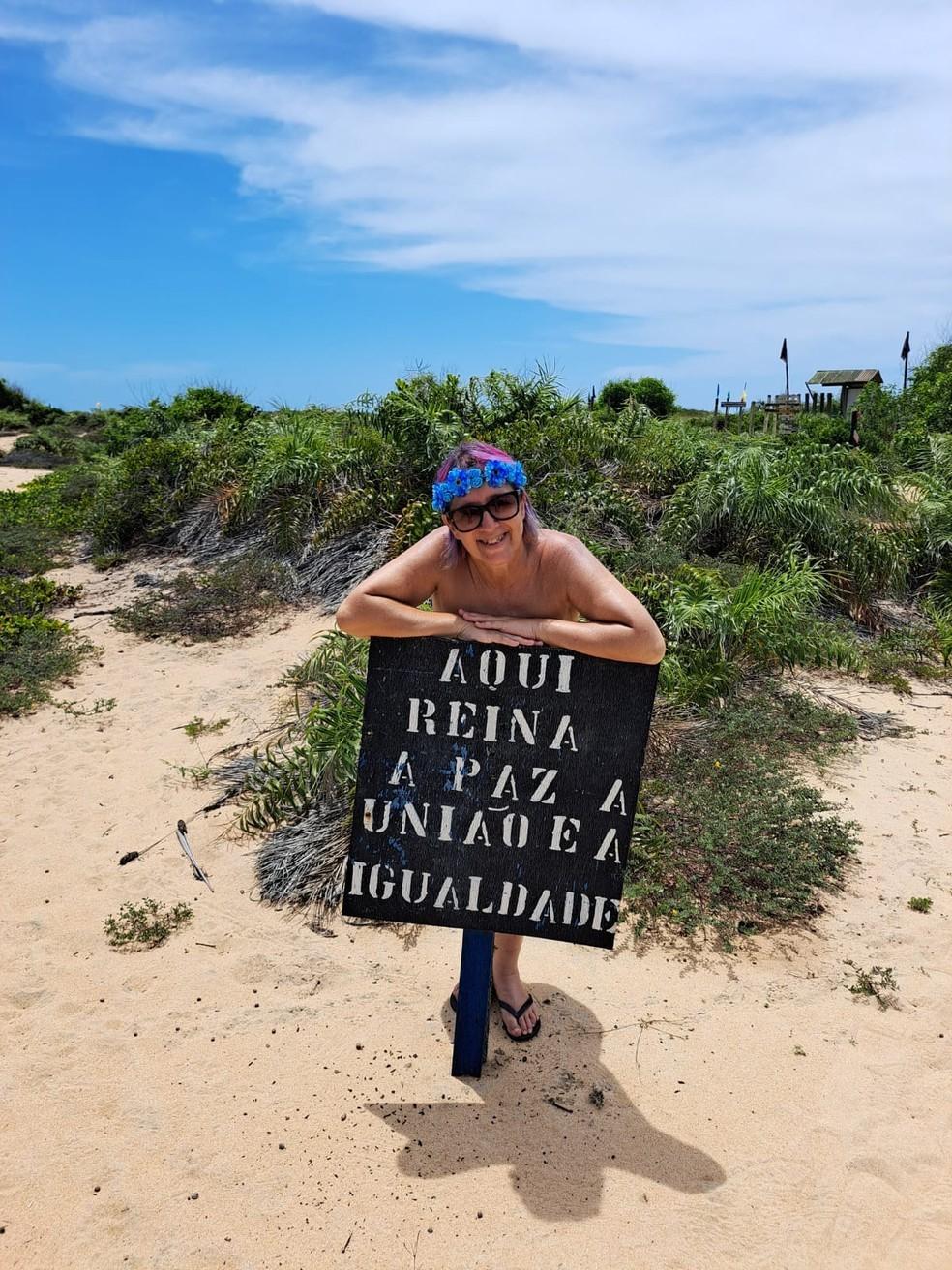 Conheça e saiba as regras da única praia de naturismo do ES